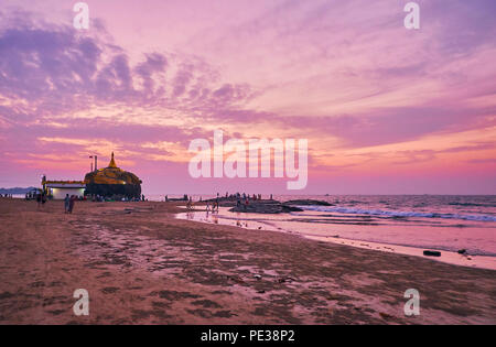 Die Dämmerung Himmel über der Bengalischen Bucht Strand und malerischen Kyauk Pa Hto-Pagode, Chaung Tha, Myanmar. Stockfoto
