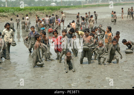 Gopalganj, Bangladesch - 26. März 2009: Angeln in das Versiegen Flüsse, Kanäle und Gewässer während der Wintersaison ist ein gemeinsames Merkmal in Bangla Stockfoto