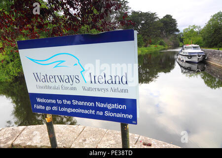 Waterways Ireland anmelden, wo der Fluss Camlin Blätter Cloondara in Richtung des Flusses Shannon, Irland Stockfoto