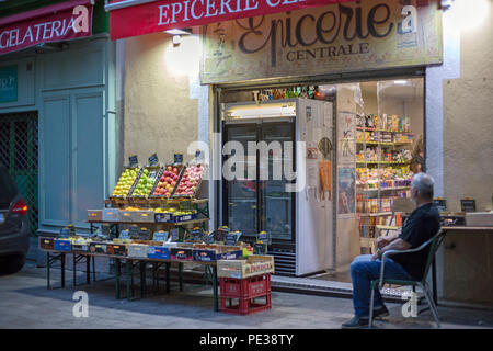 Nizza Frankreich, Juni 2018, ein Shop ist abends geöffnet. Stockfoto