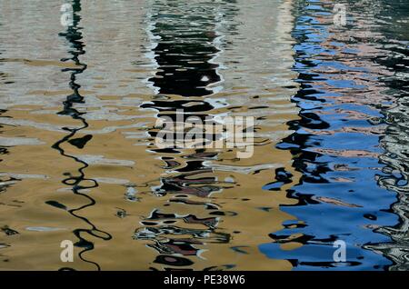 Schöne Reflexion der historischen gelb gefärbten Gebäuden und tief blau gefärbten Himmel in einem der Kanäle, Venedig, Italien, Europa Stockfoto