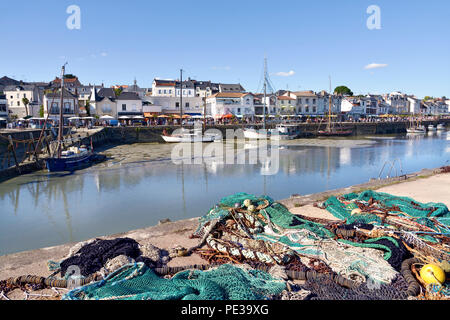 Hafen von Pornic bei Ebbe mit Fischernetzen in der Region Pays-de-la-Loire im Westen von Frankreich Stockfoto