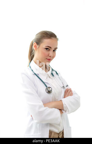 Zuversichtlich weibliche und junge schöne Arzt in weiße Uniform holding Stethoskop bereit und ist immer bereit, Ihnen zu helfen. Auf weissem Hintergrund Stockfoto