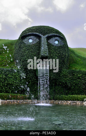 Swarovski Crystal Worlds Park, Kunstmuseum und Ladenbereich Eingang, der unter Wasser spüffenden Riesen Kopf versteckt ist. Wattens, Österreich, Europa Stockfoto