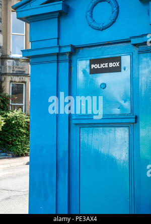 Ausgediente blaue Polizei rufen, wie eine Tardis mit Polizei, Name, Edinburgh, Schottland, Großbritannien Stockfoto
