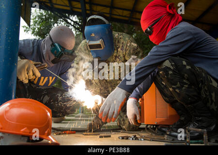 U.S. Navy Seabee, Petty Officer 3rd Class Anthony Carreno, Stahl Arbeitnehmer, 9 Techniker, 3. Marine Logistics Group, arbeitet mit philippinischen Seeleute schweißen Stahl für einen bauingenieurwesen Projekt bei Concepcion Volksschule in Palawan, Philippinen, während amphibische Landung Übung 2015 (PHIBLEX 15), Sept. 24. 15 PHIBLEX ist eine jährliche bilaterale Ausbildung Übung mit der Streitkräfte der Philippinen durchgeführt, um die Interoperabilität zu stärken und die Zusammenarbeit in einem breiten Spektrum von militärischen Operationen von der Katastrophenhilfe bis hin zu komplexen Expeditionary operatio Stockfoto