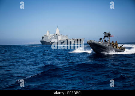 Us-Marines und Matrosen mit dem Maritimen Raid-Kraft, 13 Marine Expeditionary Unit (MEU), 1st Marine Expeditionary Force, Fahrt in einem starren Hülle Schlauchboot von der USS New Orleans während der PHIBRON-MEU integration Übung vor der Küste der Insel San Clemente, Sept. 23, 2015. Dies ist der erste - auf See - Übung für den PHIBRON-MEU Marinesoldaten und Matrosen, als sie zusammen in Vorbereitung auf die Bereitstellung an den Pazifik und zentrale Verantwortungsbereiche Arbeit Anfang 2016. (U.S. Marine Corps Foto von Sgt. Tyler C. Gregory/freigegeben) Stockfoto