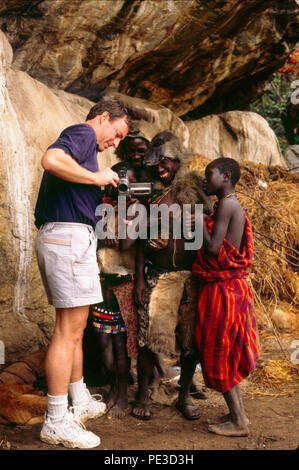 Die hadza Leute klicken Sie sprechenden Menschen, Jäger und Sammler, Leben in der Region Lake Eyasi, Tansania. Es gibt vielleicht nur 200 von ihnen noch l Stockfoto