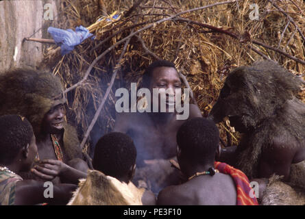 Die hadza Leute klicken Sie sprechenden Menschen, Jäger und Sammler, Leben in der Region Lake Eyasi, Tansania. Es gibt vielleicht nur 200 von ihnen noch l Stockfoto