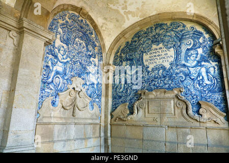 "Azulejos" an der Wand der Kathedrale von Porto, Portugal Stockfoto