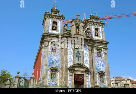 Kirche des Heiligen Ildefonso in Porto Altstadt, im 17. Jahrhundert erbaut, die Fassade mit zwei Türmen vollständig bedeckt ist mit der traditionellen Cera Stockfoto