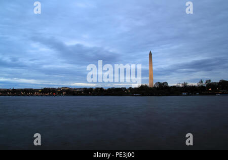 Einer der bemerkenswertesten Sehenswürdigkeiten in der Hauptstadt der Nation gefunden wird, das Washington Monument, gesehen hier aus über das Tidal Basin am späten Abend Stockfoto