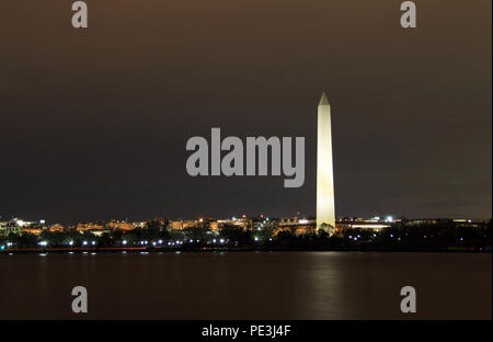 Einer der bemerkenswertesten Sehenswürdigkeiten in der Hauptstadt der Nation gefunden wird, das Washington Monument, gesehen hier aus über das Tidal Basin am späten Abend Stockfoto