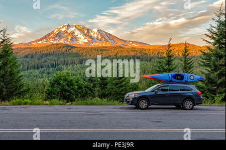 Gifford Pinchot National Forest, Washington - 13. Juli 2018: SUV mit Kajaks vor Mt. Adams bei Sonnenuntergang Stockfoto
