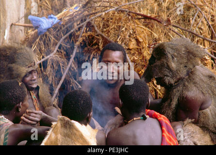 Die hadza Leute klicken Sie sprechenden Menschen, Jäger und Sammler, Leben in der Region Lake Eyasi, Tansania. Es gibt vielleicht nur 200 von ihnen noch l Stockfoto