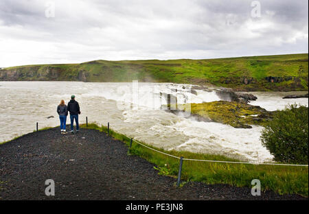 Besucher bewundern die Macht der Thjorsa River bei Urrioafoss Wasserfall im südlichen Island. Die thjorsa River ist der längste Fluss. Stockfoto