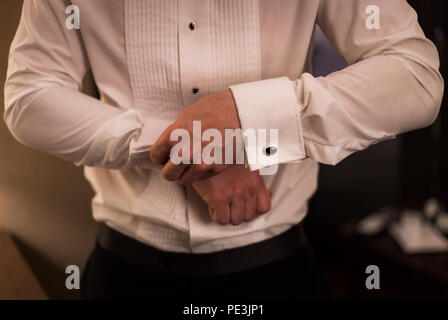 Mann im Kleid Shirt tun bis Manschettenknöpfe. Stockfoto