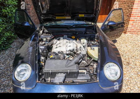 Motorhaube (Haube) eines Vintage Porsche 968 und die 3 Liter gerade - vier Motor (vorne längs inline vier Zylinder Wassergekühlt 16v VarioCam offen) Stockfoto