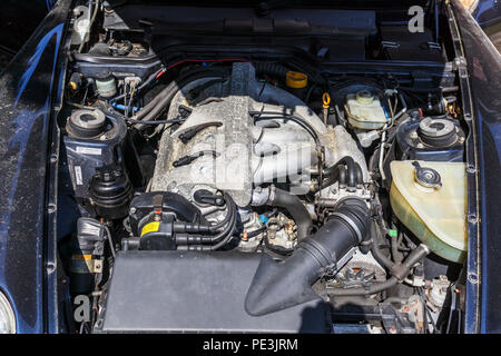 Motorhaube (Haube) eines Vintage Porsche 968 und die 3 Liter gerade - vier Motor (vorne längs inline vier Zylinder Wassergekühlt 16v VarioCam offen) Stockfoto