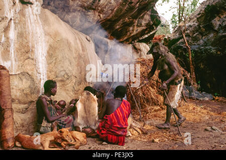 Die hadza Leute klicken Sie sprechenden Menschen, Jäger und Sammler, Leben in der Region Lake Eyasi, Tansania. Es gibt vielleicht nur 200 von ihnen noch l Stockfoto