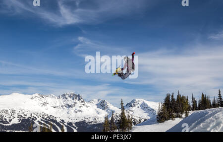 Snowboarder in der Luft greifen die Rückseite seines Vorstands. Stockfoto