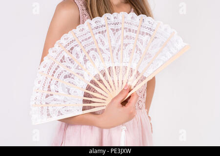 Junge schöne Mädchen, dass weiße Spitze falten Hochzeit Hand in Hand auf weißem Hintergrund. Sommerhitze Konzept. Close Up, selektiver Fokus Stockfoto