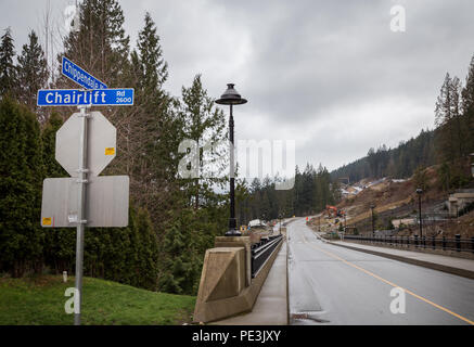 WEST VANCOUVER, BC, Kanada - 10. FEBRUAR 2016: Die Erweiterung auf Chippendale Rd in West Vancouver British Eigenschaften. Die neue Straße verbindet den Britischen Eigenschaften Cypress Bowl Rd. Stockfoto