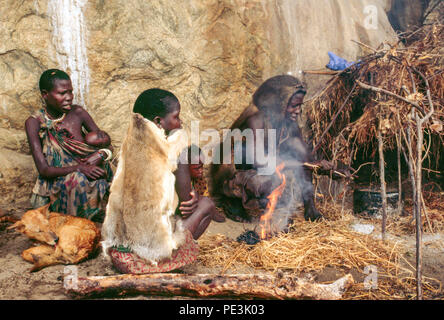 Die hadza Leute klicken Sie sprechenden Menschen, Jäger und Sammler, Leben in der Region Lake Eyasi, Tansania. Es gibt vielleicht nur 200 von ihnen noch l Stockfoto