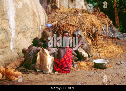 Die hadza Leute klicken Sie sprechenden Menschen, Jäger und Sammler, Leben in der Region Lake Eyasi, Tansania. Es gibt vielleicht nur 200 von ihnen noch l Stockfoto