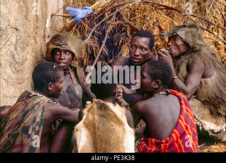 Die hadza Leute klicken Sie sprechenden Menschen, Jäger und Sammler, Leben in der Region Lake Eyasi, Tansania. Es gibt vielleicht nur 200 von ihnen noch l Stockfoto