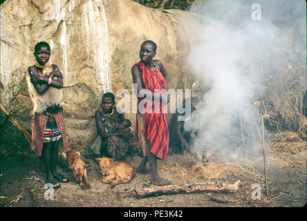 Die hadza Leute klicken Sie sprechenden Menschen, Jäger und Sammler, Leben in der Region Lake Eyasi, Tansania. Es gibt vielleicht nur 200 von ihnen noch l Stockfoto