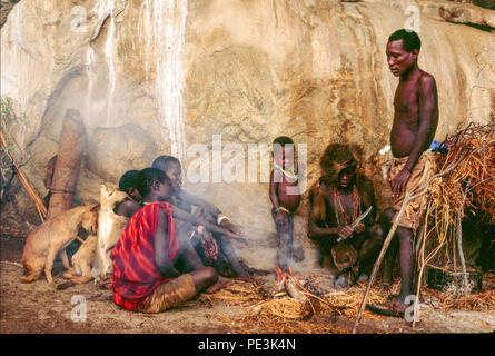 Die hadza Leute klicken Sie sprechenden Menschen, Jäger und Sammler, Leben in der Region Lake Eyasi, Tansania. Es gibt vielleicht nur 200 von ihnen noch l Stockfoto