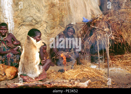 Die hadza Leute klicken Sie sprechenden Menschen, Jäger und Sammler, Leben in der Region Lake Eyasi, Tansania. Es gibt vielleicht nur 200 von ihnen noch l Stockfoto