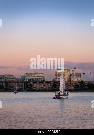 Segelboot in False Creek, Vancouver, bei Sonnenuntergang. Stockfoto