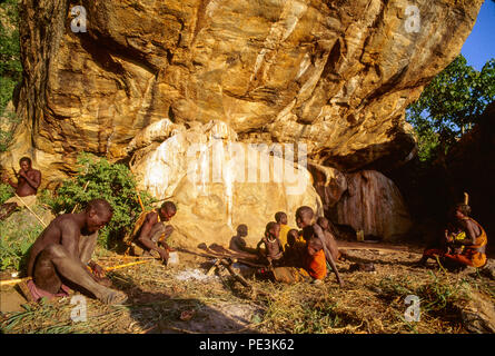 Die hadza Leute klicken Sie sprechenden Menschen, Jäger und Sammler, Leben in der Region Lake Eyasi, Tansania. Es gibt vielleicht nur 200 von ihnen noch l Stockfoto