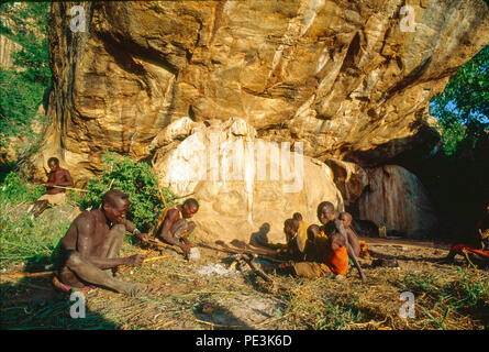 Die hadza Leute klicken Sie sprechenden Menschen, Jäger und Sammler, Leben in der Region Lake Eyasi, Tansania. Es gibt vielleicht nur 200 von ihnen noch l Stockfoto