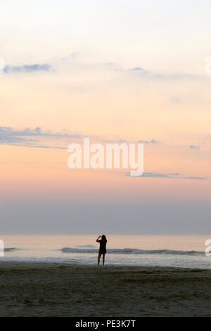 Warum Wir stehen. Kommentar zu NFL Football Player während der Nationalhymne, USA kniend Stockfoto