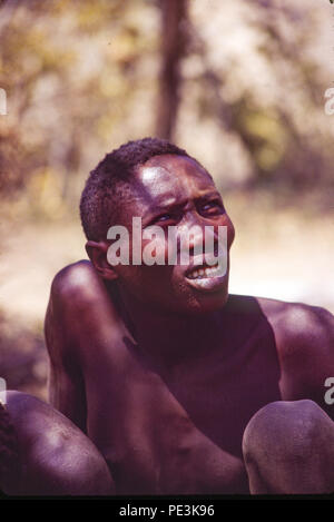 Die hadza Leute klicken Sie sprechenden Menschen, Jäger und Sammler, Leben in der Region Lake Eyasi, Tansania. Es gibt vielleicht nur 200 von ihnen noch l Stockfoto