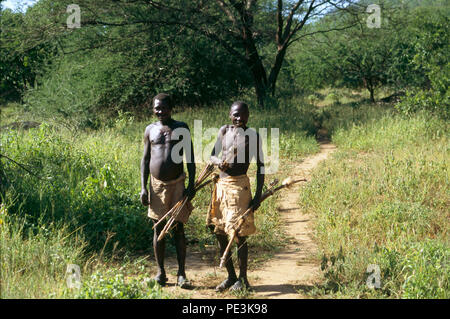 Die hadza Leute klicken Sie sprechenden Menschen, Jäger und Sammler, Leben in der Region Lake Eyasi, Tansania. Es gibt vielleicht nur 200 von ihnen noch l Stockfoto