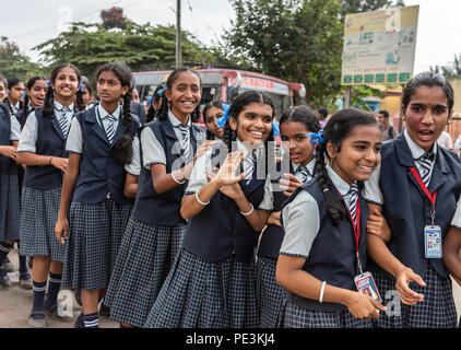 Mellahalli, Karnataka, Indien - November 1, 2013: Karnataka Rajyotsava Parade. Gruppe von Teenaged Schule Mädchen in Uniform der dunklen Rock, blasser Shirt und Stockfoto