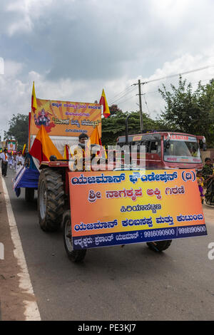 Mellahalli, Karnataka, Indien - November 1, 2013: Karnataka Rajyotsava Parade. Farm Traktor mit großen Banner mit Sree Nagakrishna Mühle. Ich Stockfoto