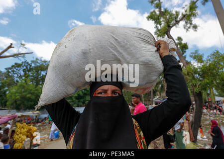 Flüchtlinge, die Rohingya aus Myanmar kamen die Naf-Fluss mit dem Boot, zu Fuß auf dem Weg zu einem Flüchtlingslager in Shah Porir Dweep. Teknaf, Cox's Bazar, Bang Stockfoto