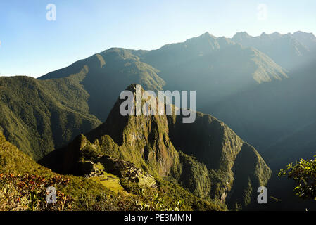 Morgenlicht über Huayna Picchu und Machu Picchu (Foto auf halber Höhe am Montaña Machu Picchu). Cusco Region, Peru. Jun 2018 Stockfoto