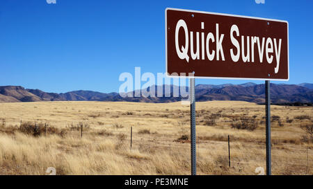 Schnelle Übersicht Schild mit blauem Himmel und Wüste Stockfoto