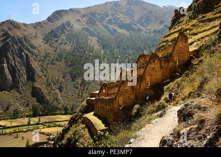 Pinkuylluna archäologische Stätte in Ollantaytambo. Die Inka Struktur verwendet Körner zu speichern. Cusco Region, Provinz Urubamba, Peru. Jun 2018 Stockfoto