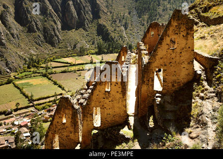 Pinkuylluna archäologische Stätte in Ollantaytambo. Die Inka Struktur verwendet Körner zu speichern. Cusco Region, Provinz Urubamba, Peru. Jun 2018 Stockfoto