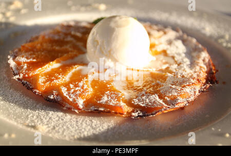 Foto von einer schönen Apple Apple Pie mit einer Sonnenblume Stockfoto