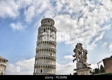 Die Statue von Engeln auf Platz der Wunder in Pisa und den Schiefen Turm, Pisa, Italien Stockfoto