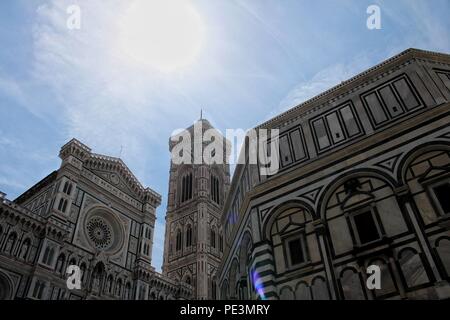 Ein niedriger Betrachtungswinkel der Fassade und dekorative Details von Il Duomo in Florenz, Italien Stockfoto