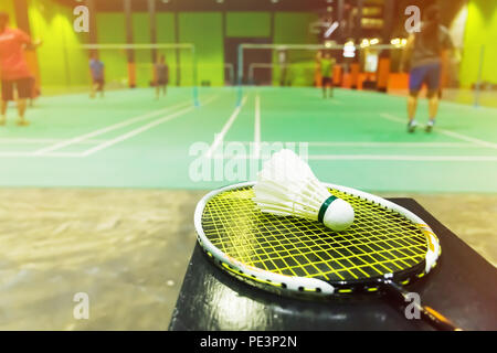 Badmintonplätze mit Bälle im Vordergrund. Stockfoto